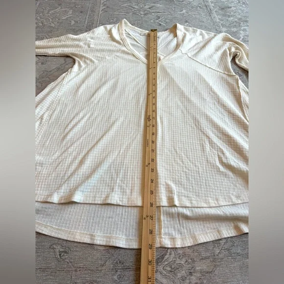 We The Free Citrine Ivory Knit Raw edge boho V-Neck Top M Oversized and relaxed - Picture 15 of 16